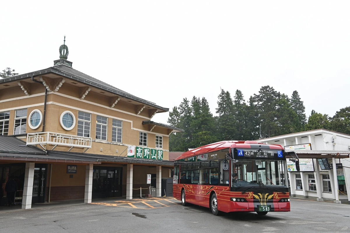 高野山駅に停車する真紅の電気バス