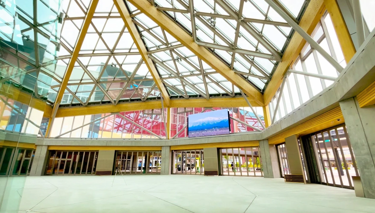 広々としたモダンな建物の内部空間