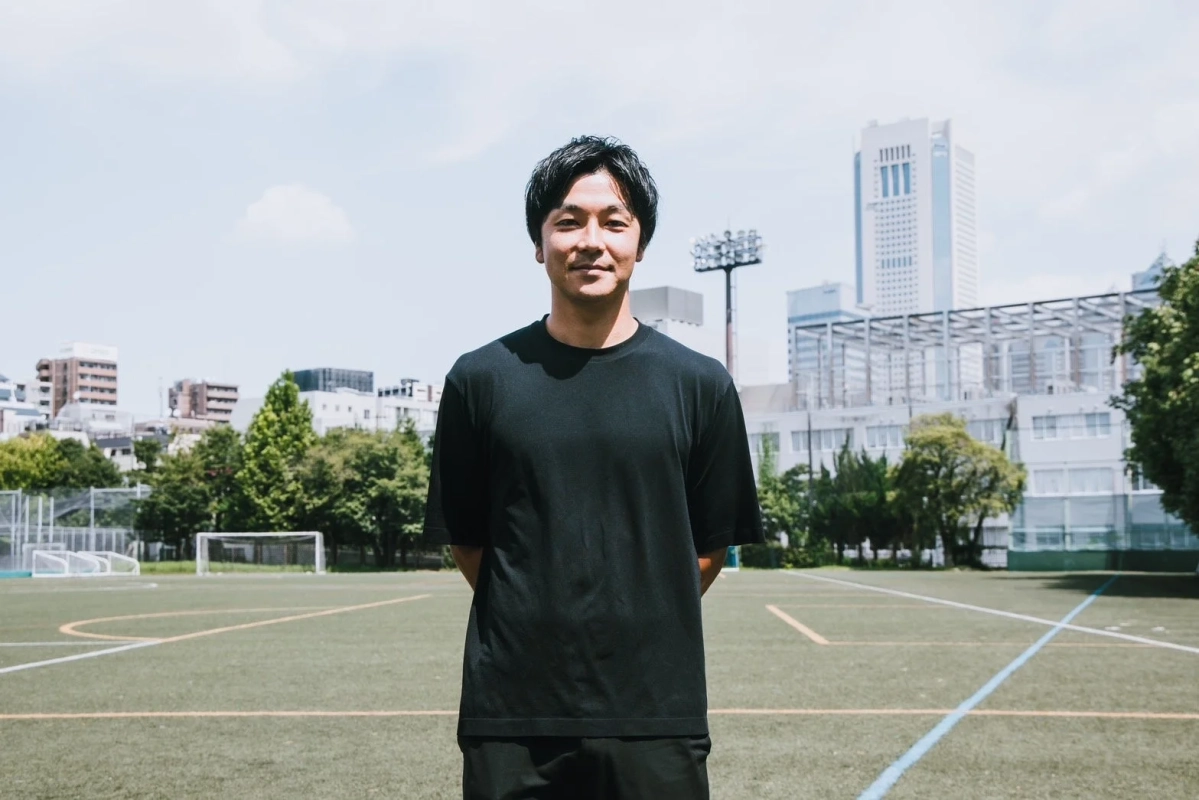 スポーツフィールドに立つ日本人男性のポートレートです