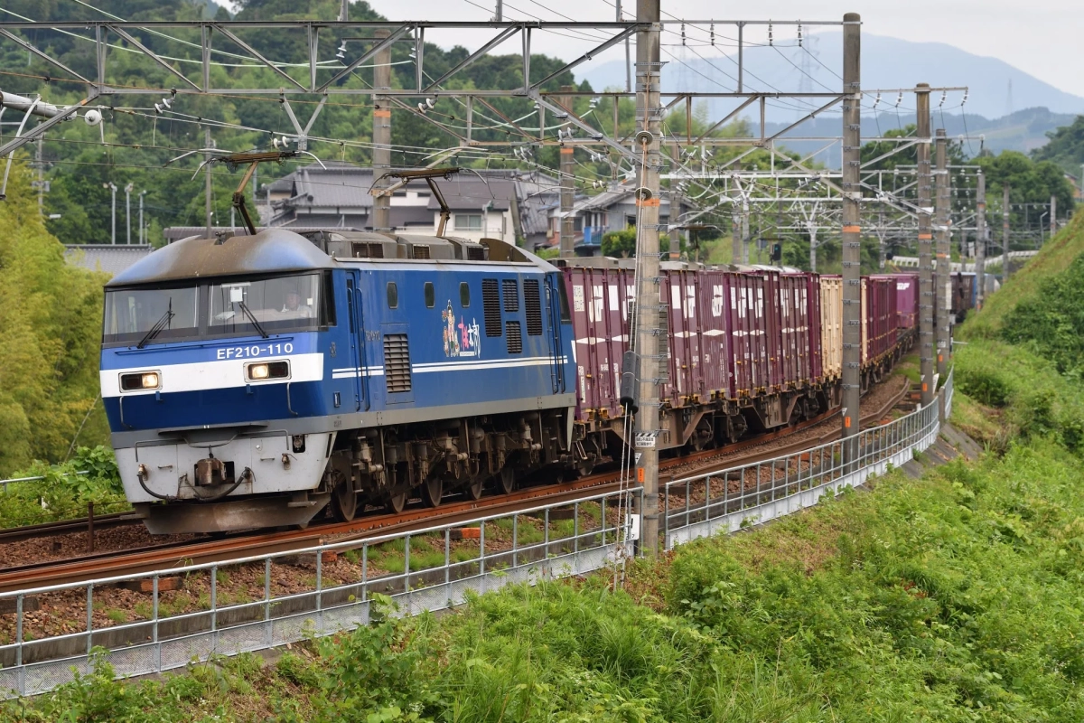 EF210形電気機関車がコンテナ列車を牽引