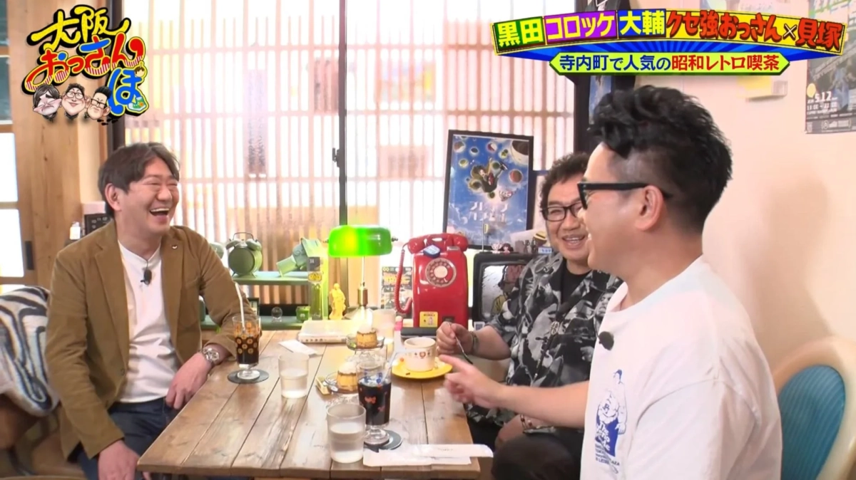 喫茶店で談笑する3人