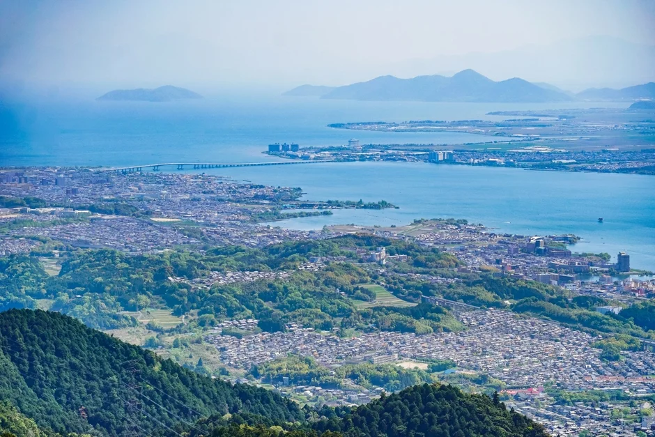 雄大な湖と街並みの風景