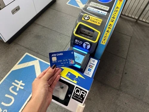駅の改札機にJCBカードをかざす様子