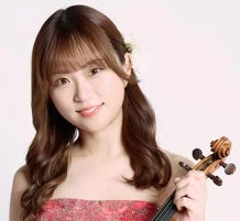 若いアジア人女性が笑顔でヴァイオリンを抱えているポートレート