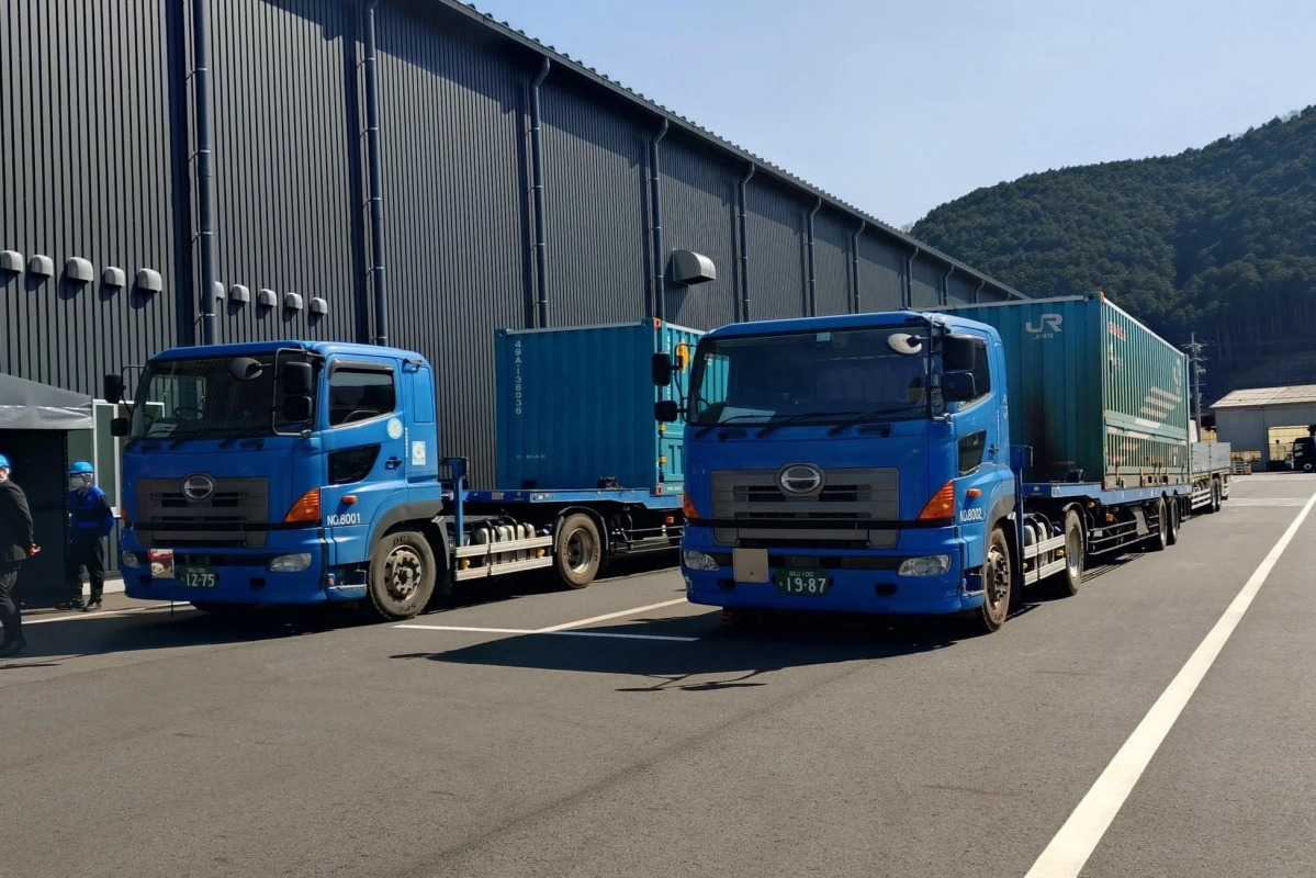 トラックがJR貨物コンテナを積載