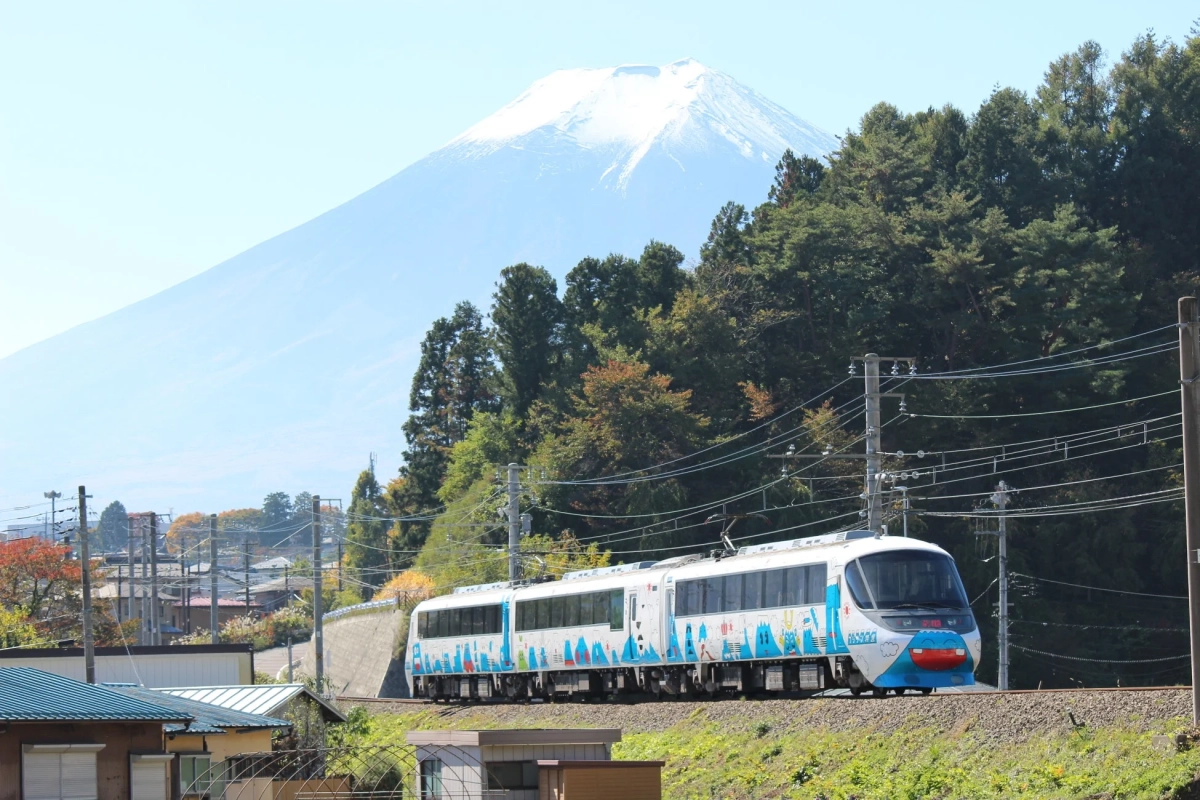 富士山を背景に走るフジサン特急