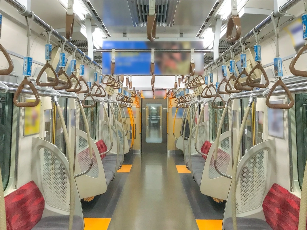 都営地下鉄車内の吊手広告の様子