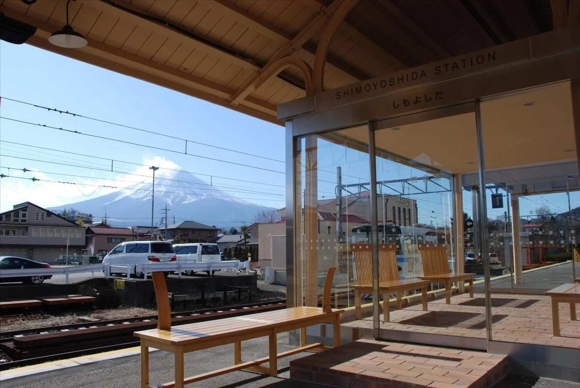 富士山を望む下吉田駅ホーム