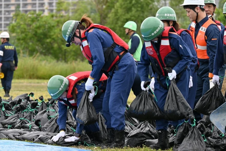 土嚢を運ぶ消防団員