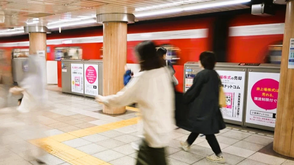 霞ヶ関駅 丸ノ内線ホームドアシートの広告