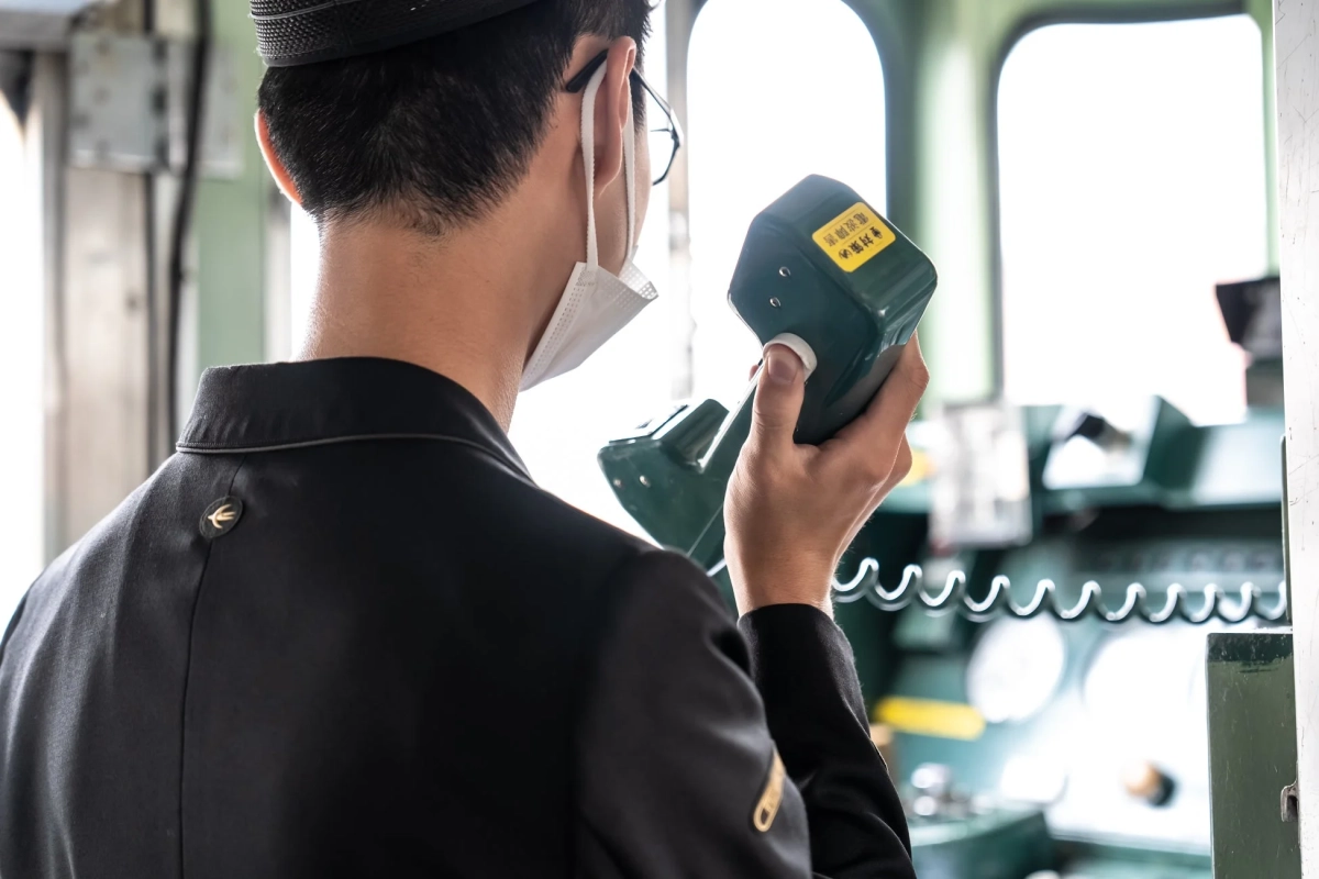 運転士が通信機器を操作する様子