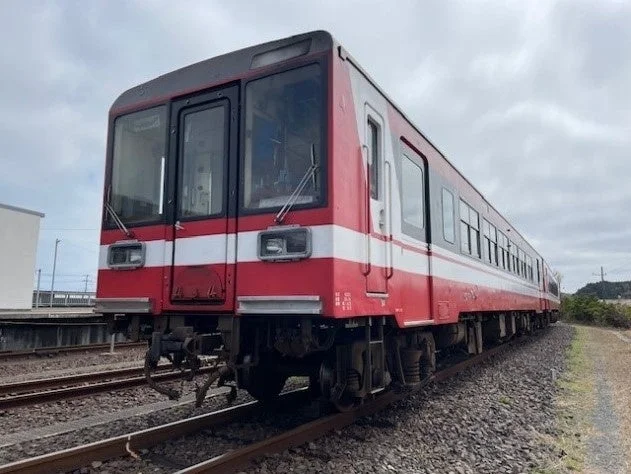 赤と白のディーゼルカー