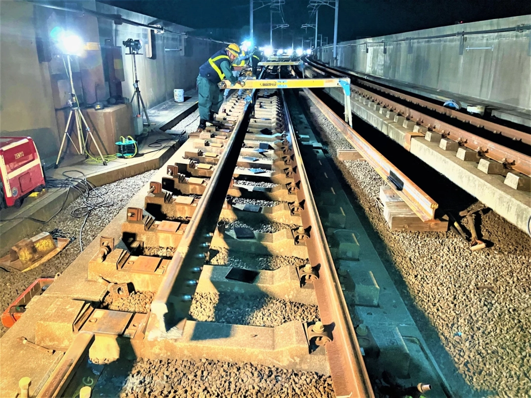 夜間に行われる鉄道の線路メンテナンス作業