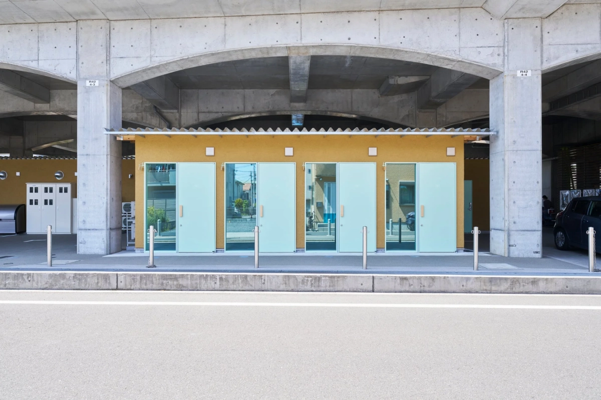 高架下に位置するSHARE DEPARTMENTの外観