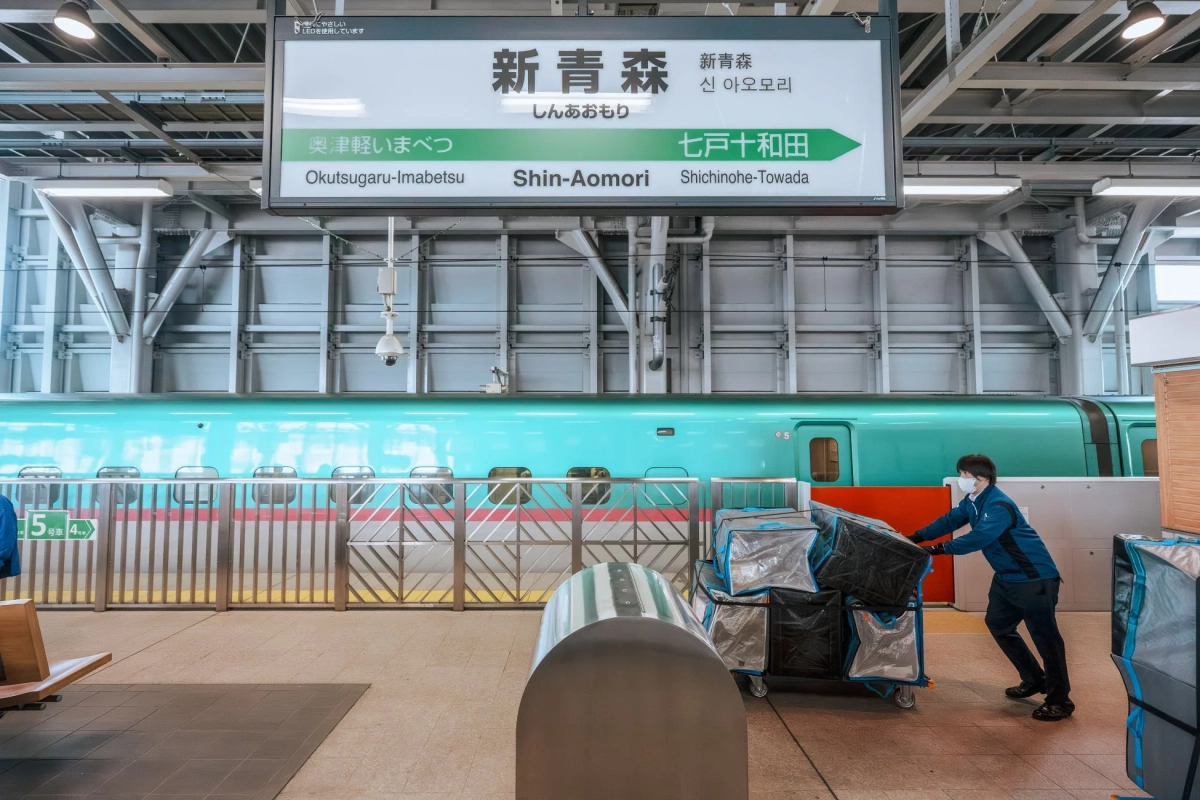 新青森駅ホームでの荷物運搬作業
