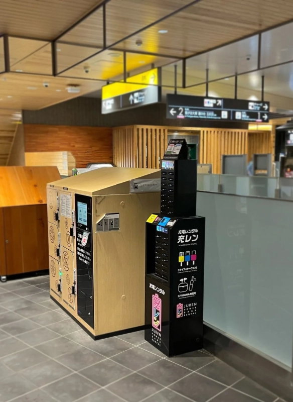 駅構内のモバイルバッテリーレンタルサービス「充レン」の様子