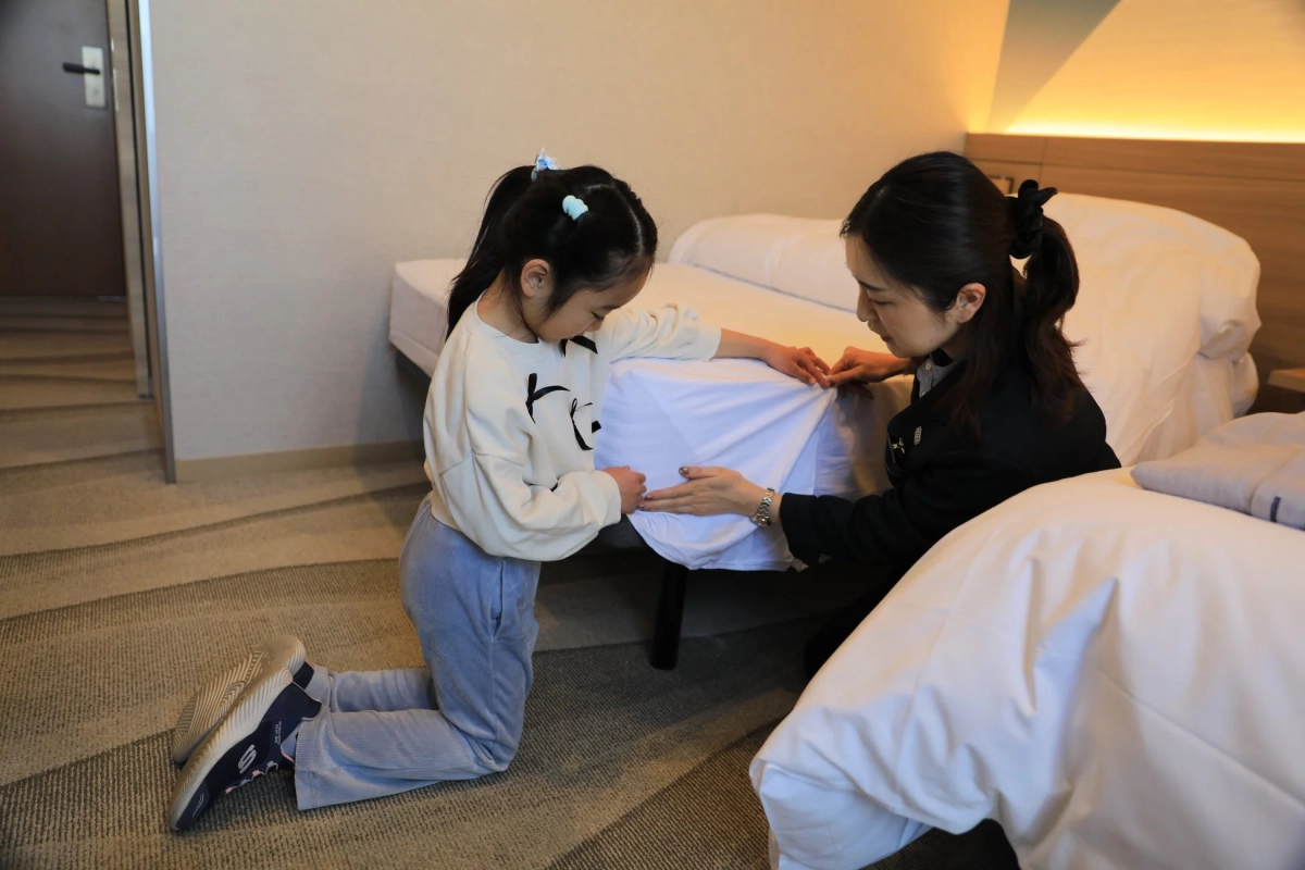 親子でベッドメイキング