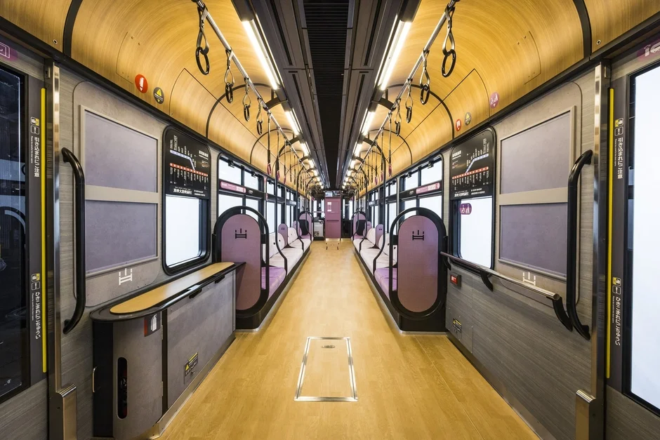 KYOTRAM車内、通路の様子