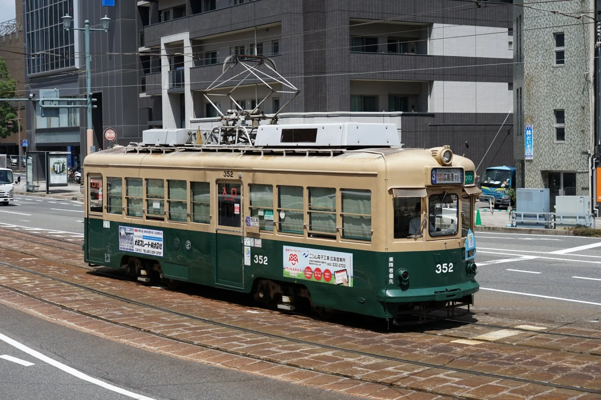 広島市内を走るレトロな路面電車352号車