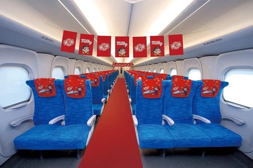 ミルキー仕様の新幹線車内