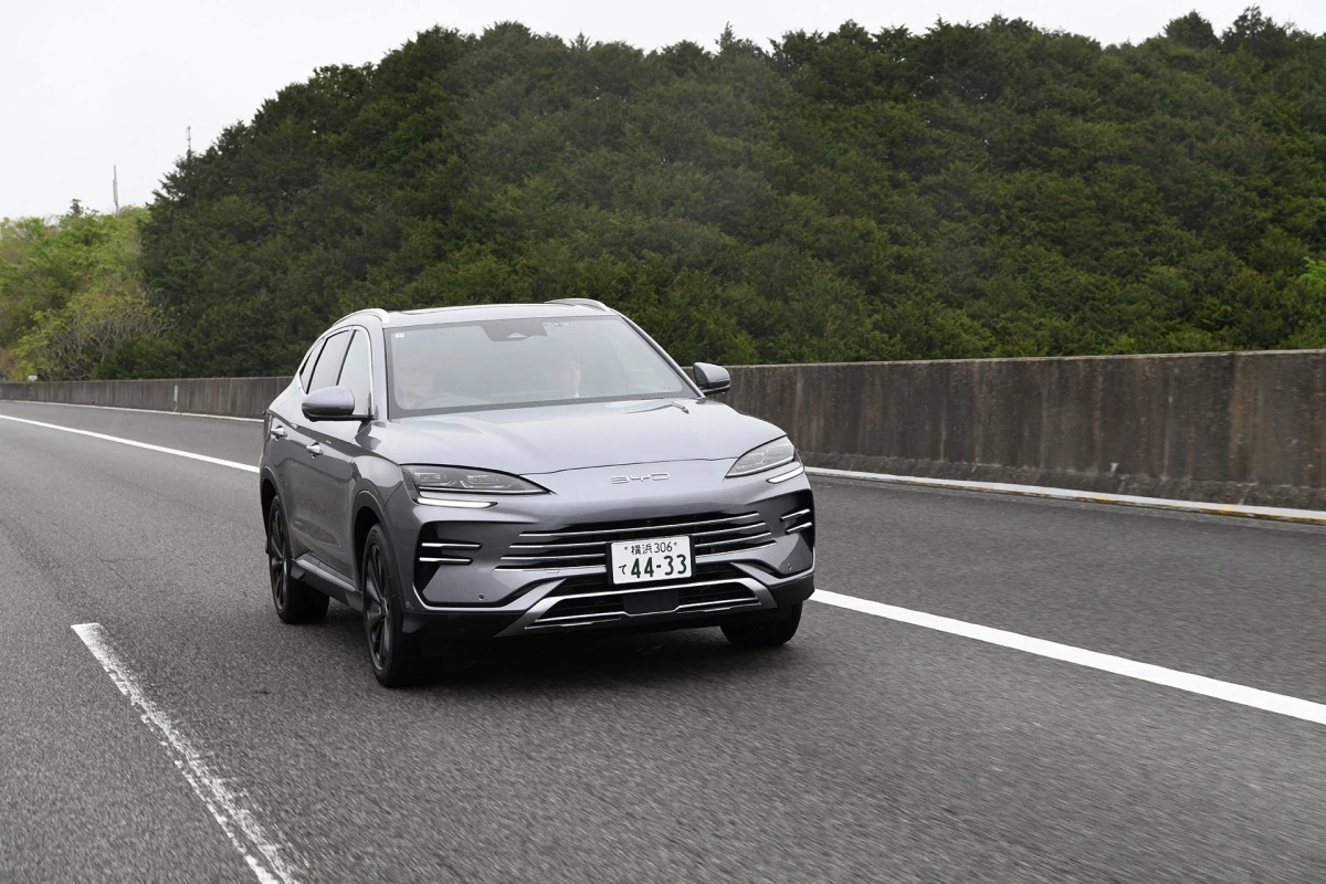 グレーのBYD製SUVが高速道路を走行している様子
