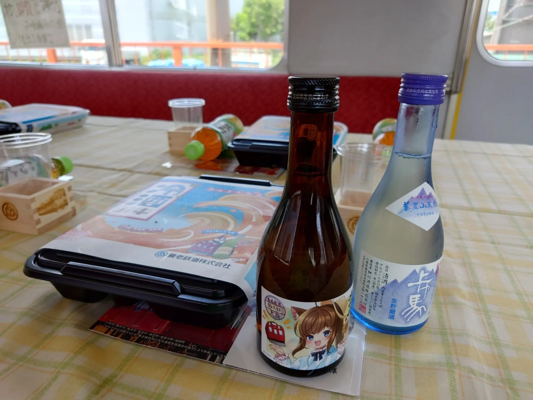 列車内で日本酒と駅弁