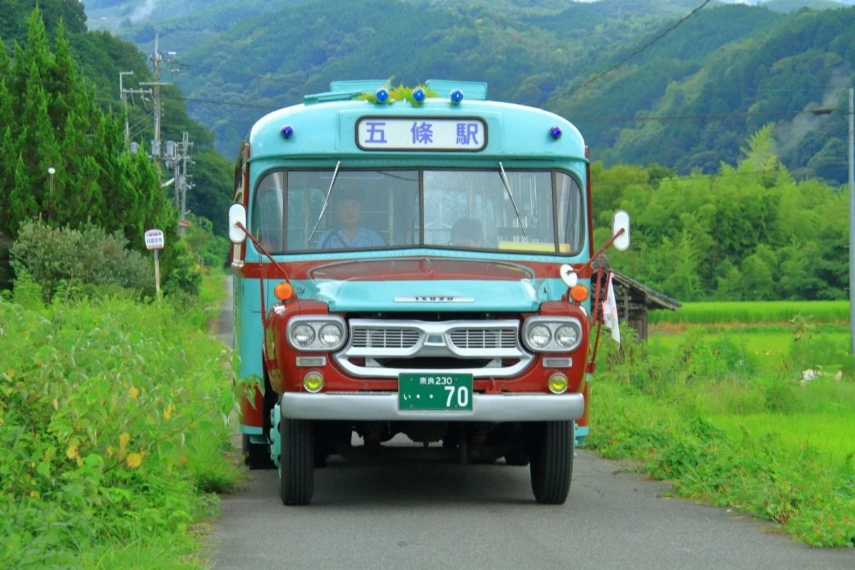緑豊かな山間部を走るレトロなバス
