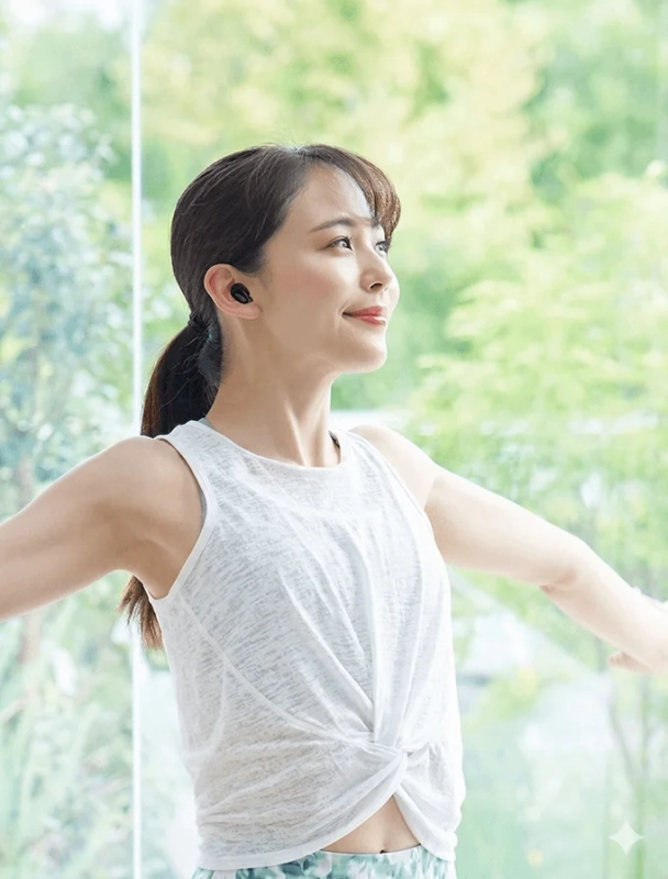 女性,フィットネス,ヨガ,エクササイズ,ワイヤレスイヤホン,スポーツウェア,健康,ライフスタイル,笑顔,窓辺,自然光,ストレッチ