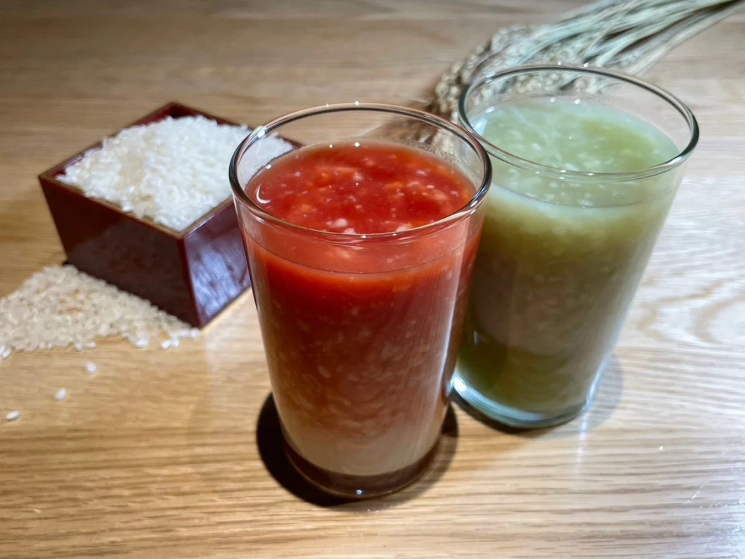 赤と緑の2種類のヘルシーな飲み物