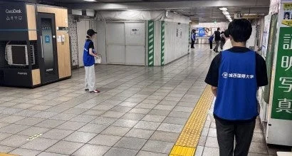 駅構内で学生が活動する様子