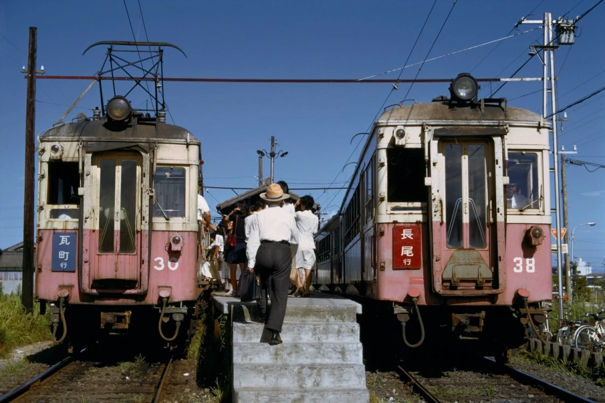 駅に停車する古いデザインの列車
