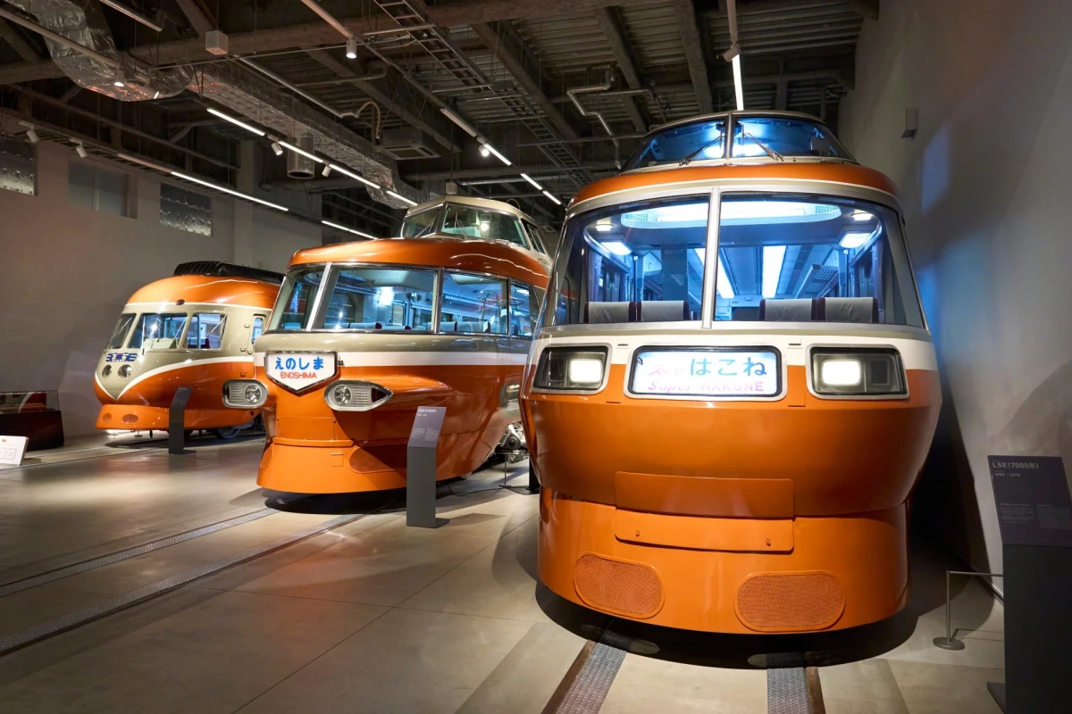 博物館に展示されているオレンジと白の小田急ロマンスカー3車両です。