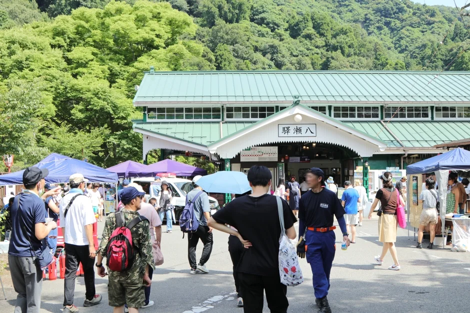 多くの人々で賑わう八瀬比叡山口駅のイベント風景