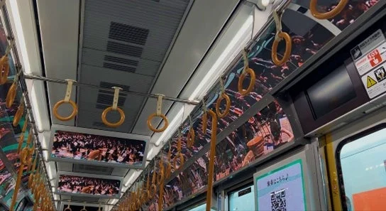 電車の車内、デジタルサイネージ、QRコード