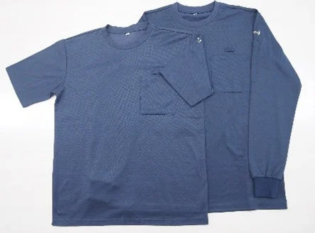 青い半袖Tシャツと長袖Tシャツ