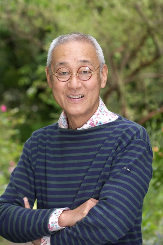笑顔で腕を組む広田尚敬氏