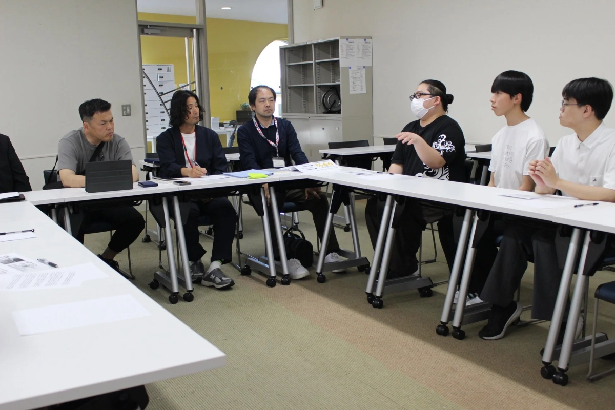 会議で議論する生徒たち