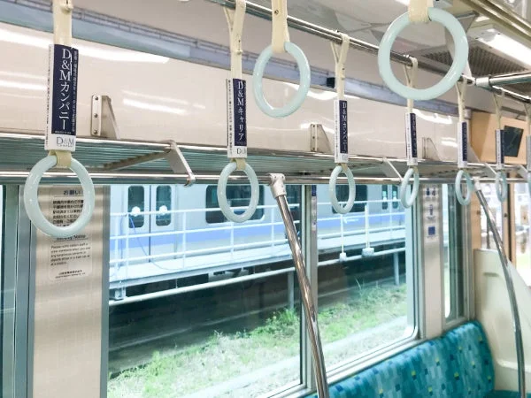 電車内のつり革広告