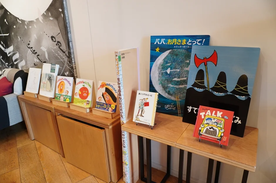 絵本が並ぶ書棚