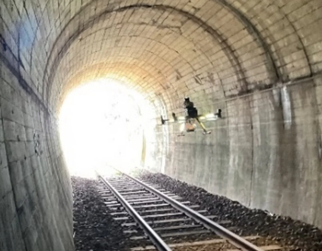 トンネル内を飛行するドローン