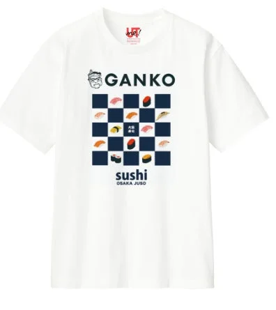 白地のTシャツに、様々な種類の寿司が並んだチェック柄のデザインが特徴です。「GANKO」の文字とキャラクター、そして「sushi OSAKA JUSO」の表記があり、大阪の寿司をテーマにしたグラフィックTシャツです。