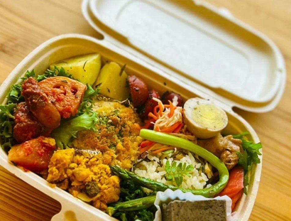 彩り豊かで多品目のデリ風弁当
