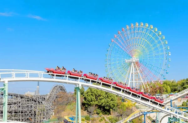 遊園地のジェットコースターと観覧車