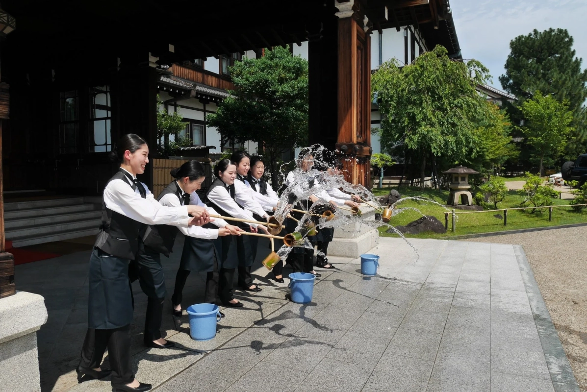 日本の夏の風物詩である「打ち水」の様子