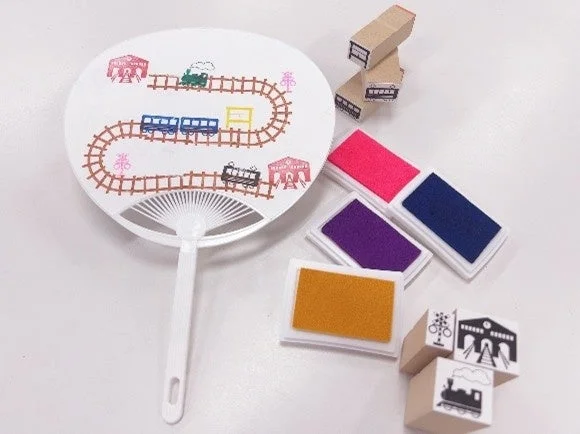 うちわ、スタンプ、インクパッド、電車、鉄道、手作り、ホビー、クラフト、文房具、カラフル