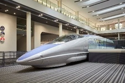 新幹線,鉄道,博物館,展示,乗り物,交通,車両,屋内,流線型,白