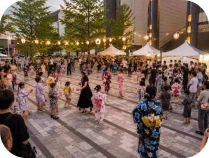 盆踊りを楽しむ人々
