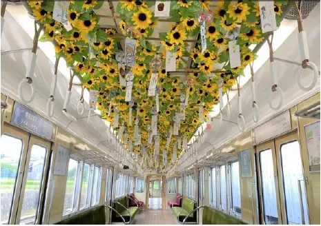 ひまわりで装飾された電車の車内