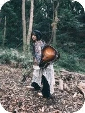 アコースティックギターを抱えた女性
