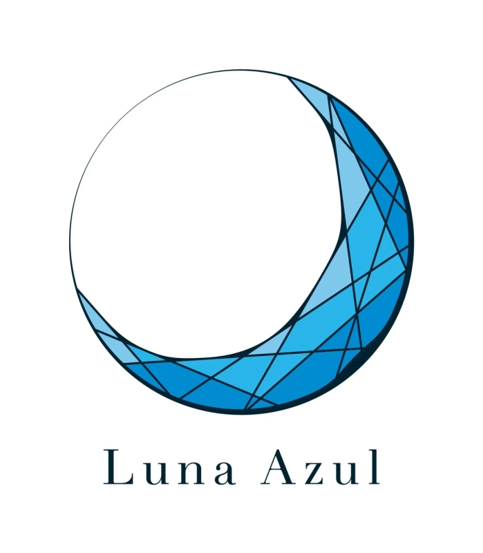 青い幾何学模様の三日月ロゴと「Luna Azul」